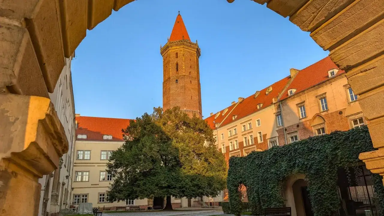 Zamek Piastowski w Legnicy: Historia, Architektura i Tajemnice