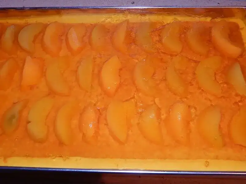 Jak zrobić sernik gotowany z brzoskwiniami, który zachwyca smakiem?