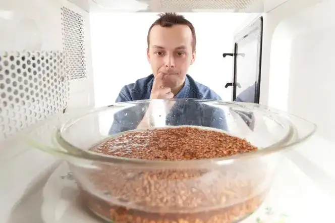 Bezpieczne podgrzewanie zupy w mikrofalówce bez rozprysków i bakterii