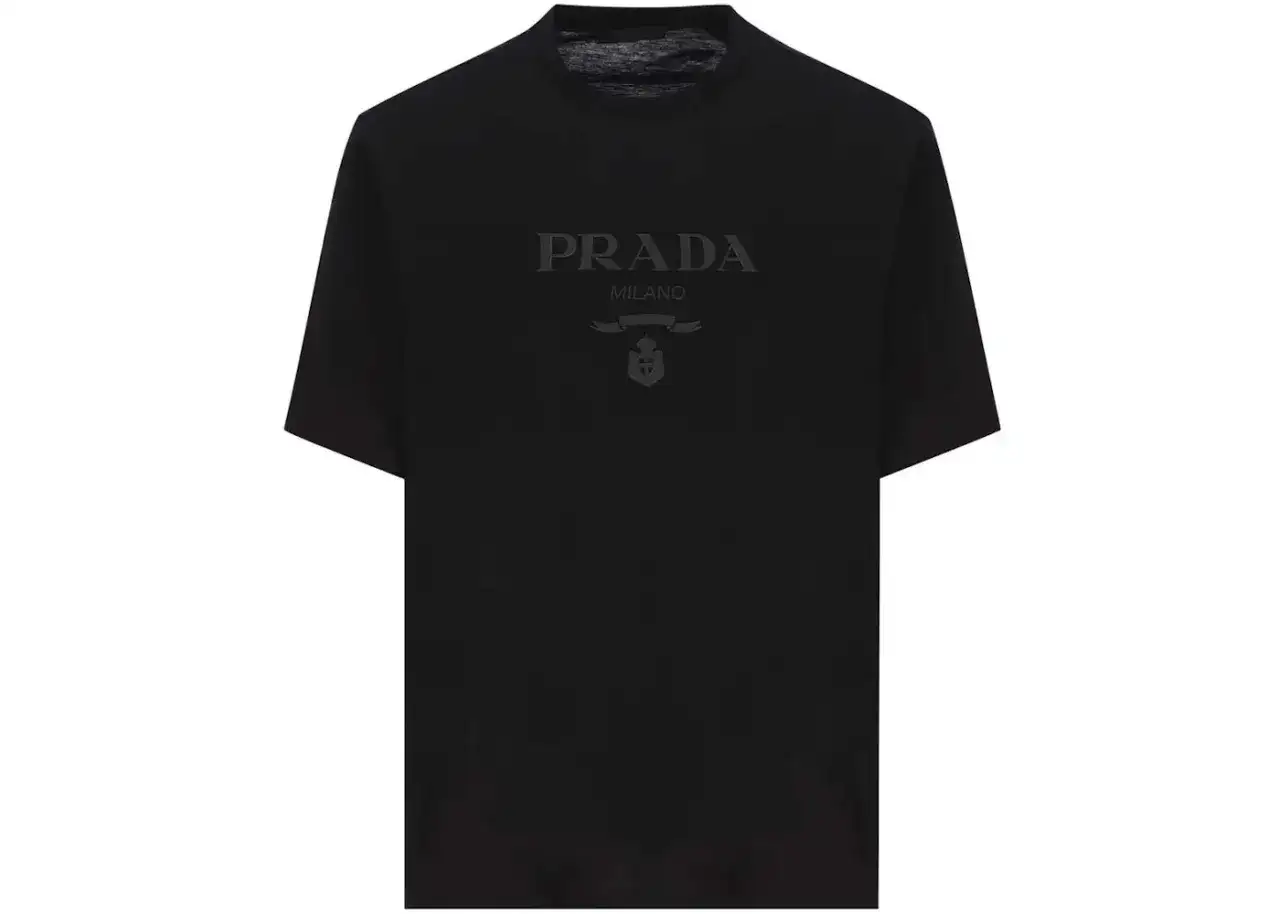 Schwarzes Prada T-Shirt für Herren mit Ton-in-Ton-Logo auf der Brust.