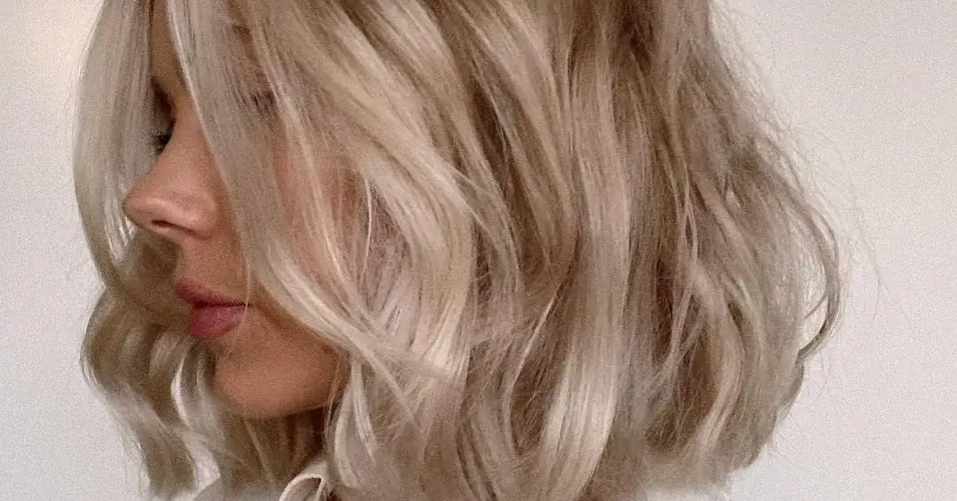 Fale na krótkich włosach bez lokówki: Proste domowe sposoby