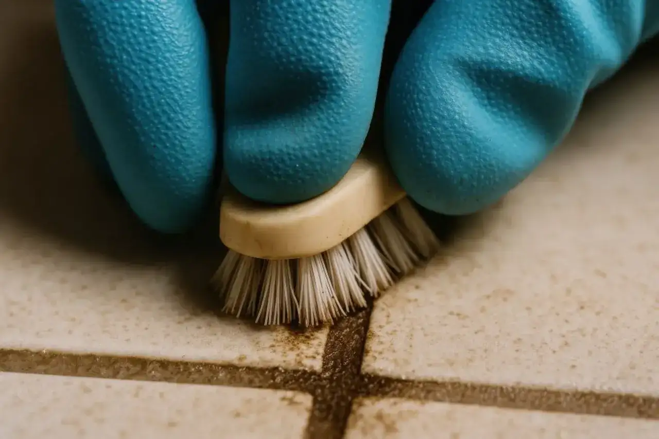 Jak odnowić fugi w łazience krok po kroku: skuteczne sposoby renowacji