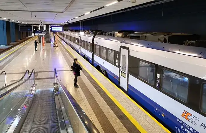 Jaki pociąg jedzie na lotnisko Chopina? Sprawdź najważniejsze informacje