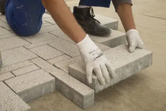 Jak ułożyć kostkę brukową na podjeździe - uniknij najczęstszych błędów