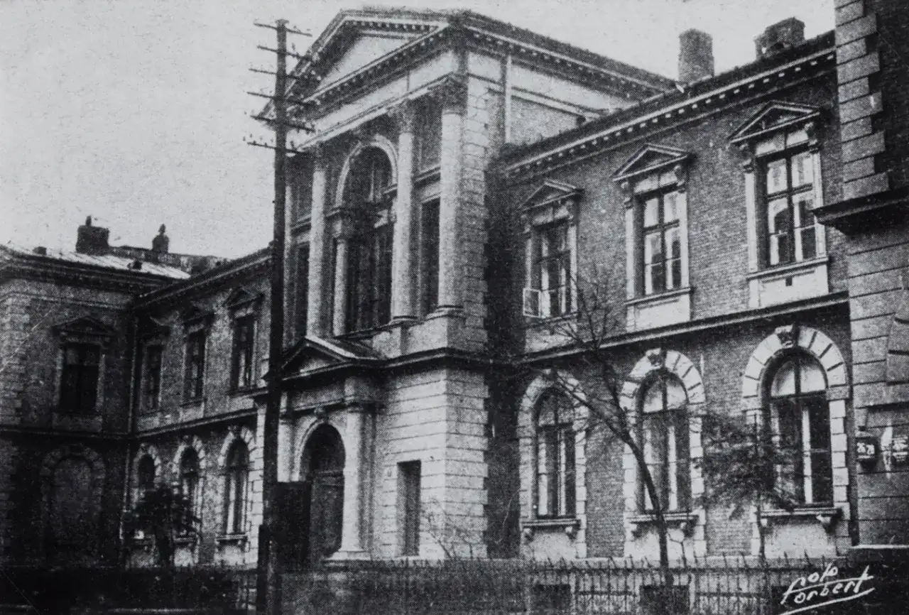 Ząb w drugim rzędzie? Co robić, gdy rośnie poza łukiem?