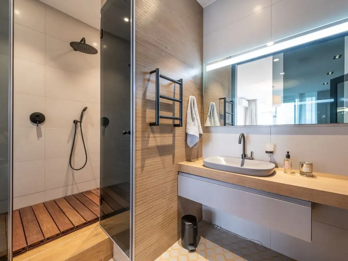 Jaki materiał wybrać na szafki do łazienki: 6 najtrwalszych rozwiązań