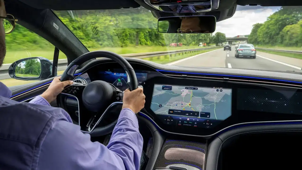 Wnętrze luksusowego samochodu, kierowca na autostradzie. Zastanawiasz się, jakie prawo jazdy na limuzyne? To auto z pewnością wymaga odpowiednich uprawnień.