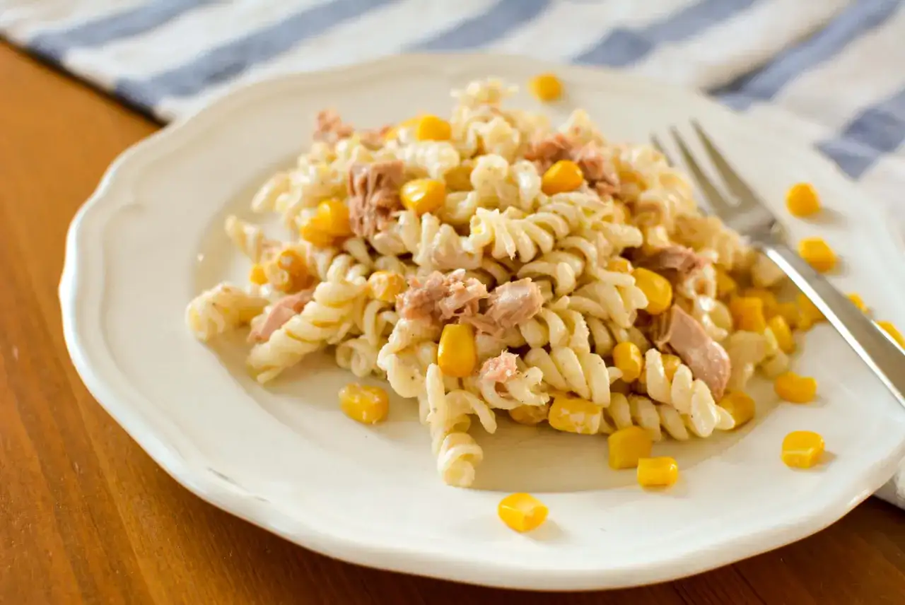 Sałatka z makaronu fusilli, tuńczyka i kukurydzy. Prosty przepis, jak zrobić sałatkę z tuńczyka na szybki obiad.