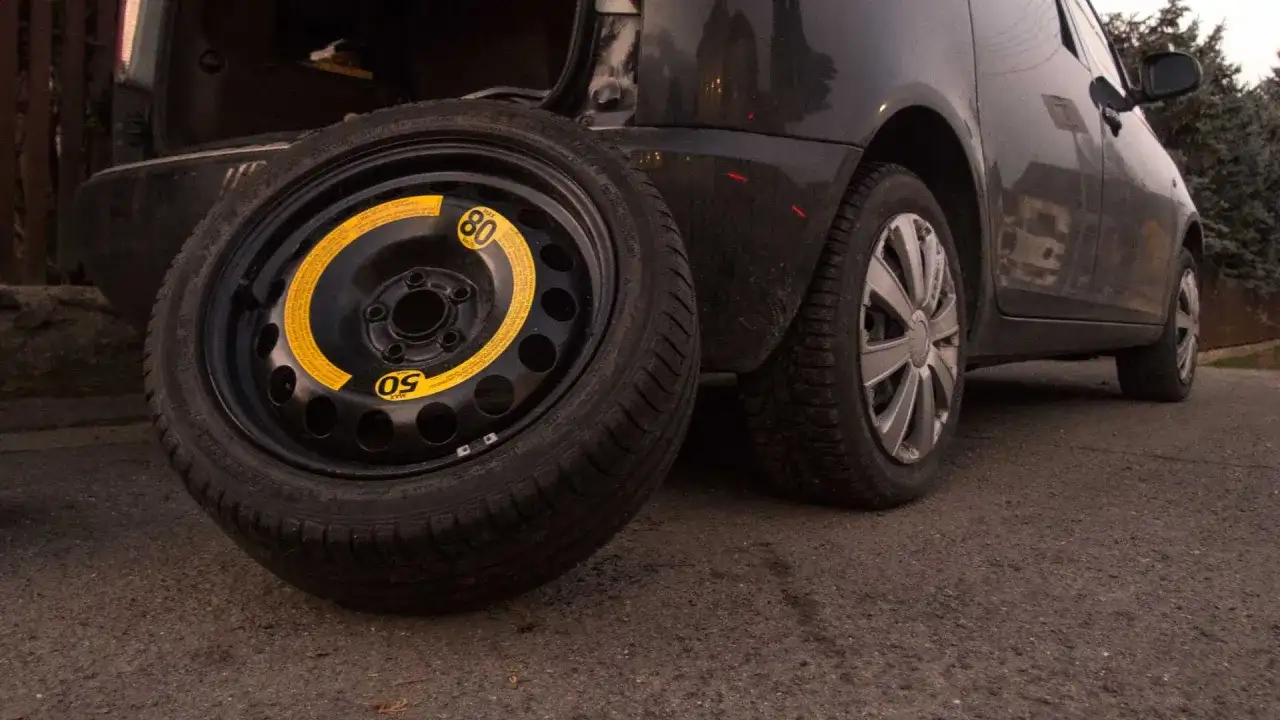 Złapałeś gumę w Caddy? Gdzie jest koło zapasowe i jak je wyjąć?