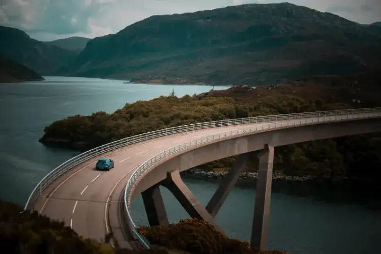 Długi przejazd autem lub autobusem – jak się przygotować i nie nudzić w drodze?