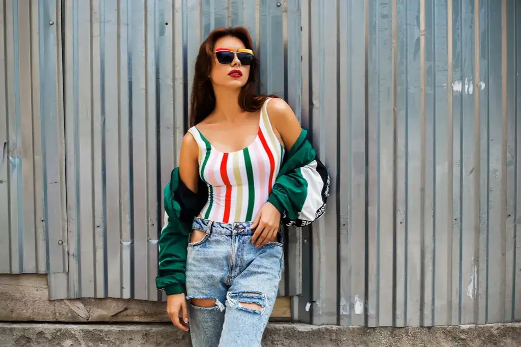 Jak się ubrać w stylu lat 90.? Trendy i look bez efektu przebrania