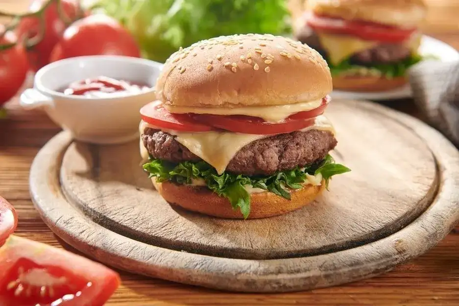 Jak wygląda hamburger? Odkryj idealny przepis i jego składniki