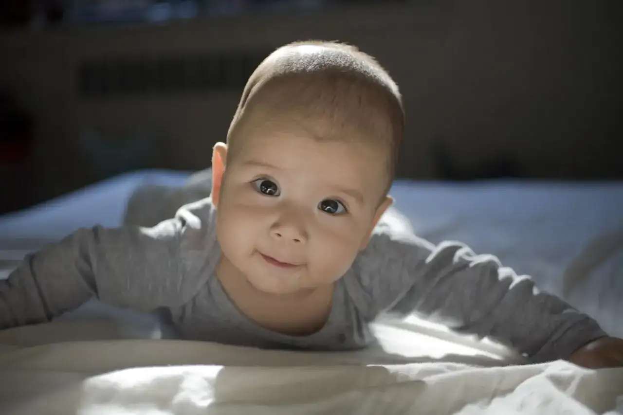 Kiedy dziecko obraca się na boki? Odkryj ważne etapy rozwoju