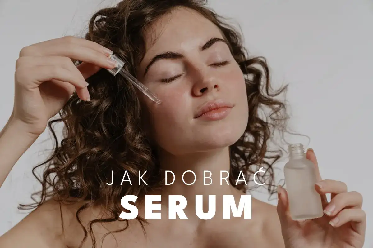 Kobieta aplikuje serum na twarz. Dowiedz się, do czego służy serum i jak dobrać idealne dla siebie.
