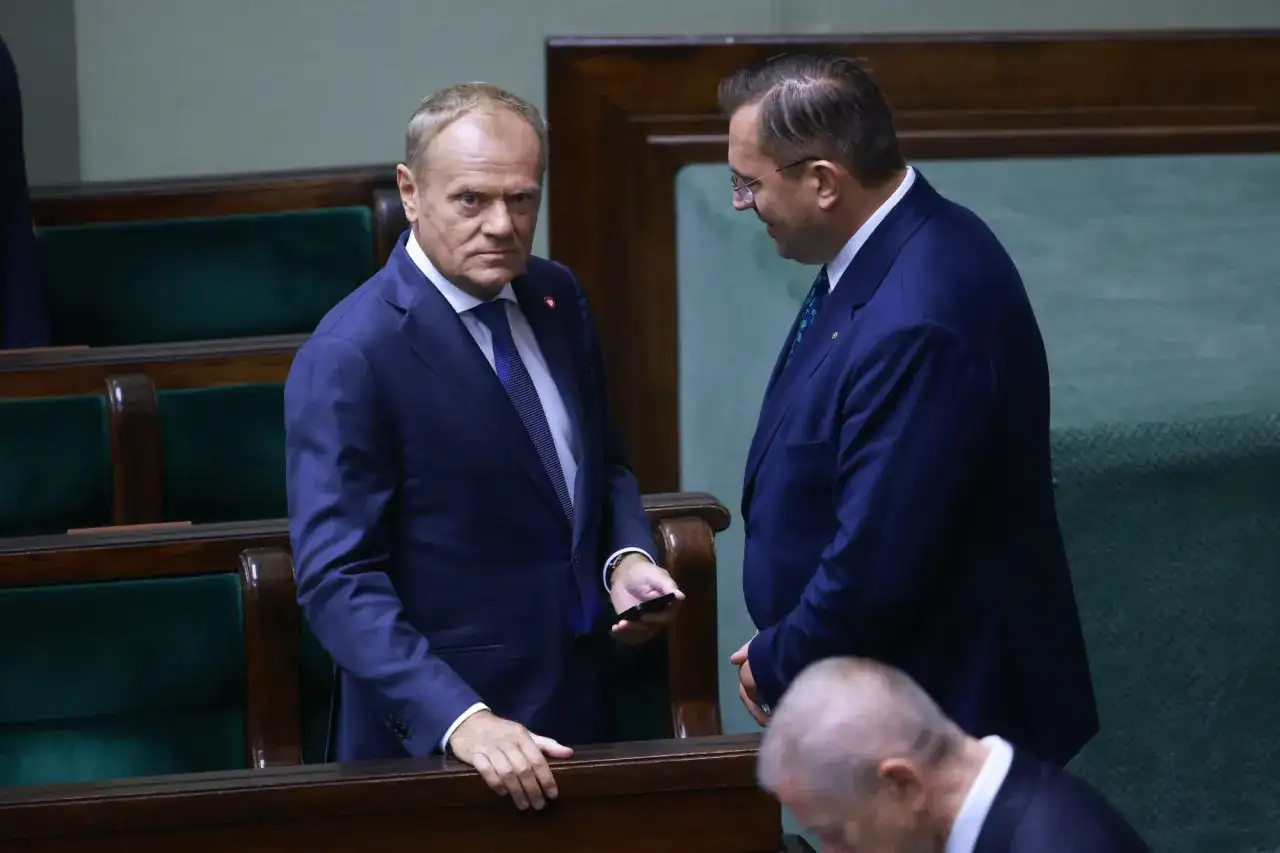 Donald Tusk i Mateusz Morawiecki rozmawiają w Sejmie.