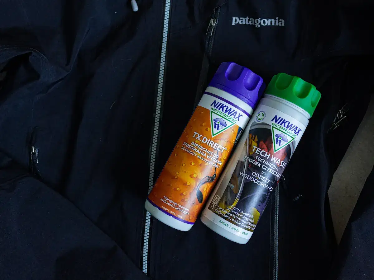 Dwa preparaty Nikwax na czarnej kurtce Patagonia. Jak prać Gore-Tex? Użyj Tech Wash do czyszczenia i TX.Direct do impregnacji.