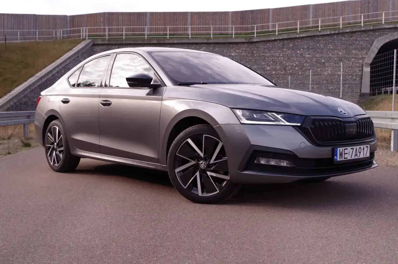 Szara Skoda Octavia stoi na drodze. Zastanawiasz się, jaka jest jej pojemność baku?