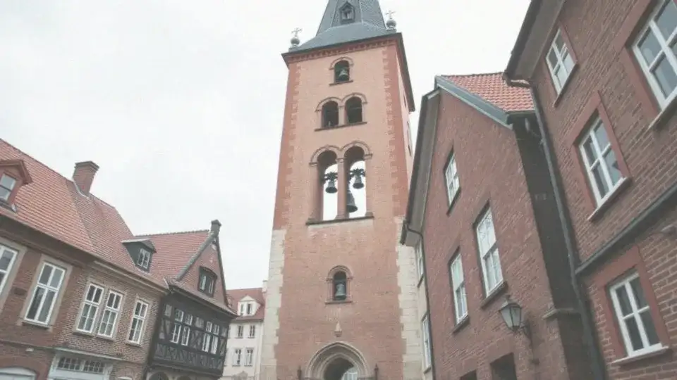 Dlaczego biją dzwony w kościele? Odkryj ich tajemnice i znaczenie