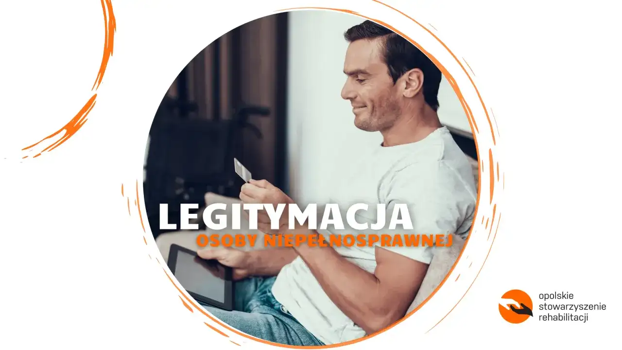 Mężczyzna z kartą i tabletem, szuka informacji, gdzie wyrobić legitymację o niepełnosprawności.