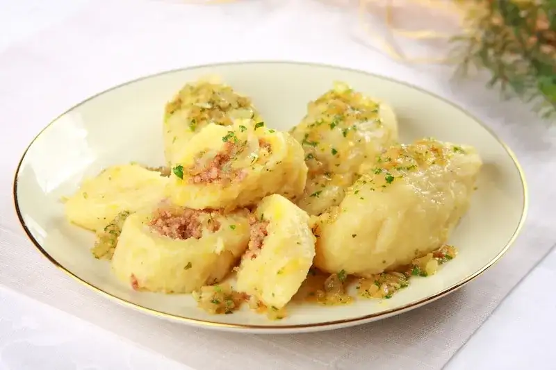 Jak przygotować pyzy z szarpaną wieprzowiną w prosty sposób?