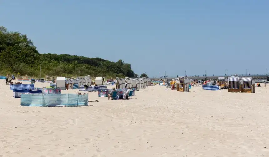 Kołobrzeg plaża wschodnia czy zachodnia – która jest lepsza dla rodzin?
