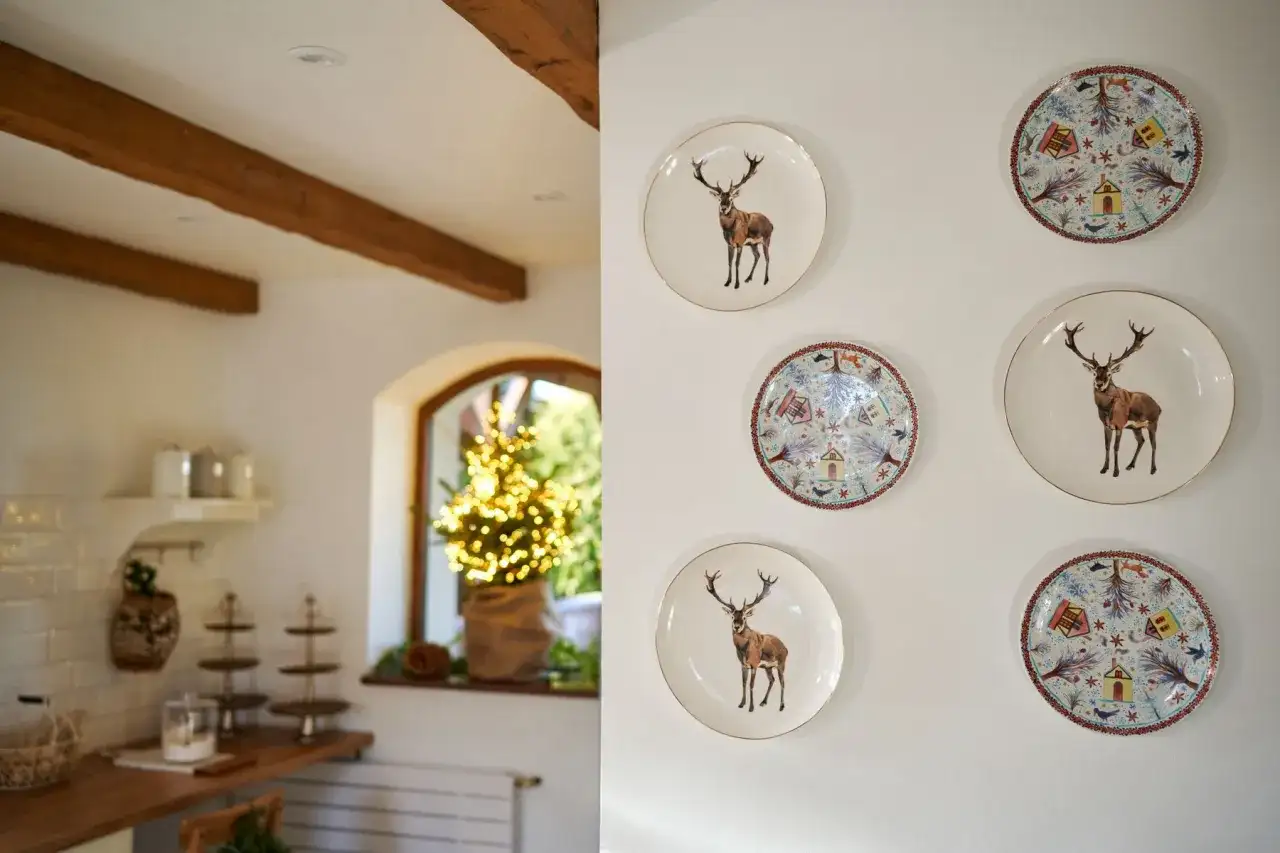 Jak powiesić talerze na ścianie? Bezpiecznie, z wierceniem lub bez