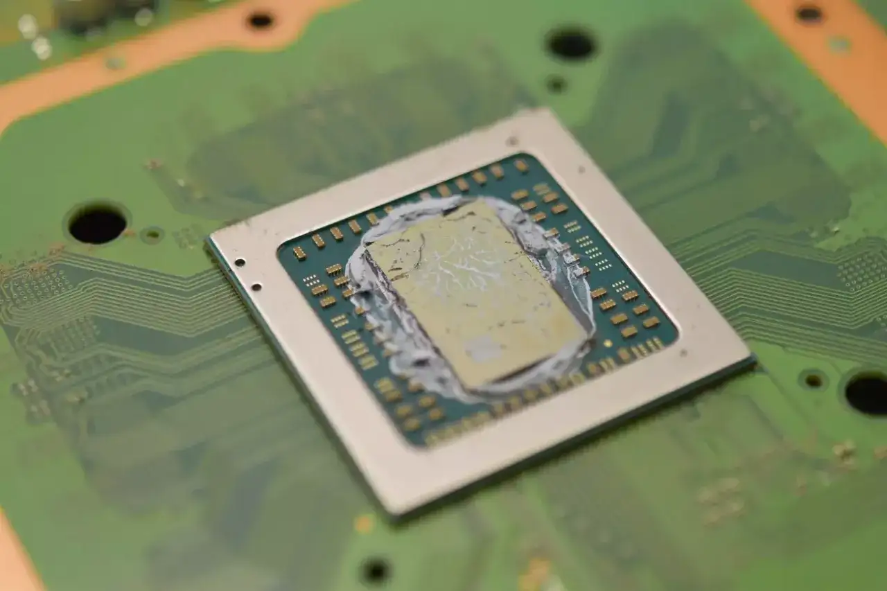 Ciche PS4: Jak wyczyścić konsolę z kurzu i wymienić pastę?