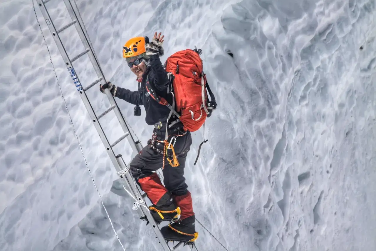 Wspinaczka po drabinie na lodowcu, wspinaczka to pzu sporty wysokiego ryzyka.