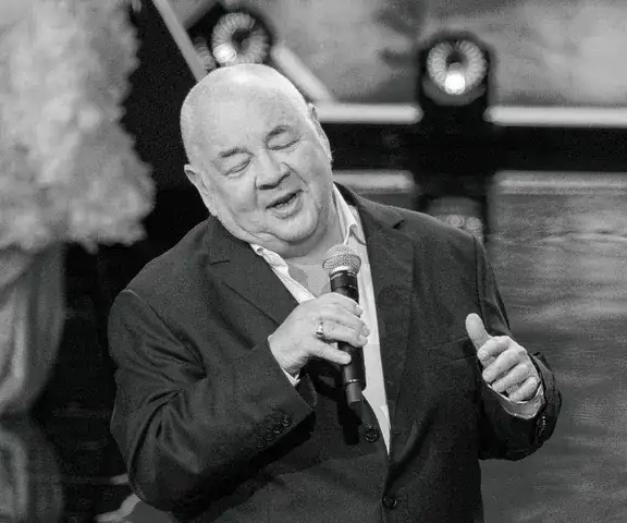 I'm not rich - tekst i znaczenie piosenki o życiu bez bogactwa