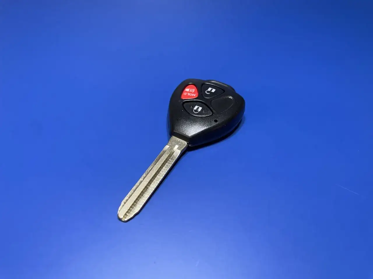 Kluczyk samochodowy z przyciskami. Zastanawiasz się, ile kosztuje dorobienie zwykłego klucza?