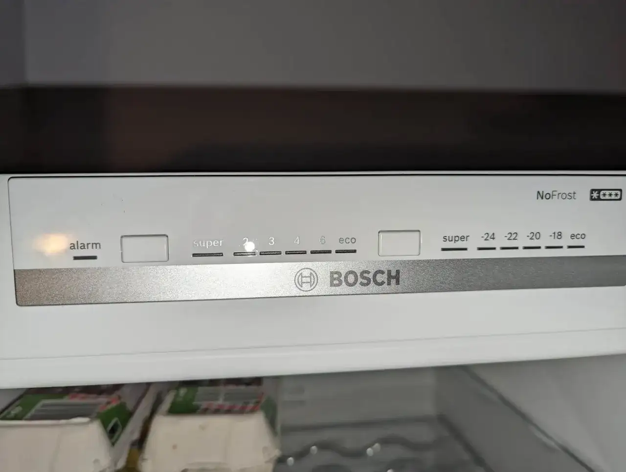 Lodówka pracuje non stop? Odkryj, kiedy to normalne, a kiedy alarm!