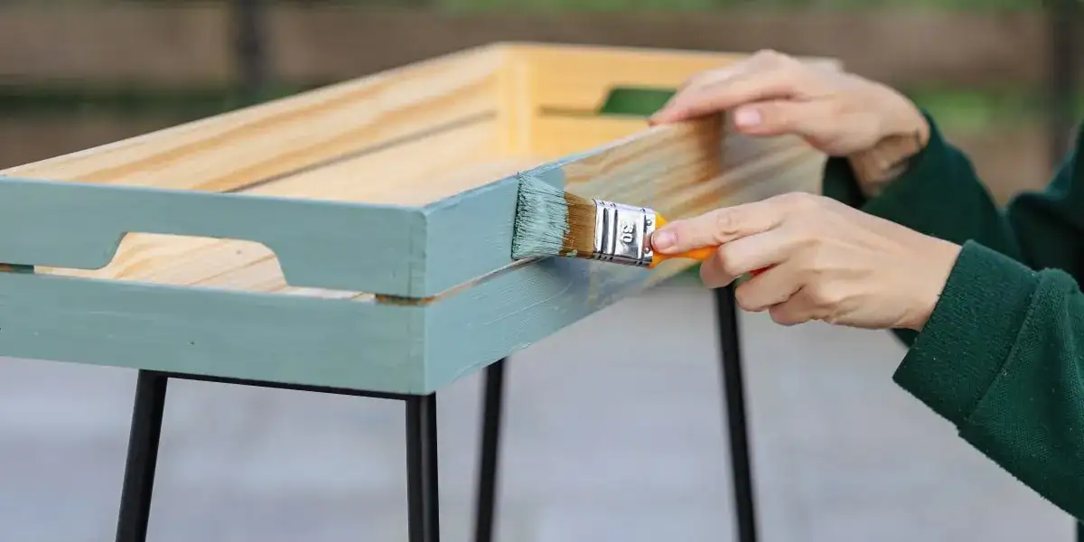 Jaką farbą pomalować meble, by uzyskać trwały i estetyczny efekt?