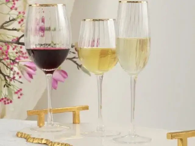 Czy kształt kieliszka zmienia smak? Wybierz idealne szkło do napojów