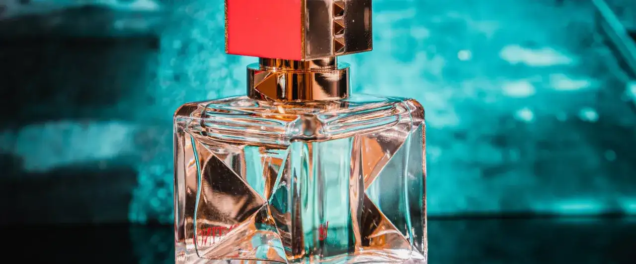 Jakie perfumy dla nastolatków wybrać, by uniknąć nietrafionych zapachów?