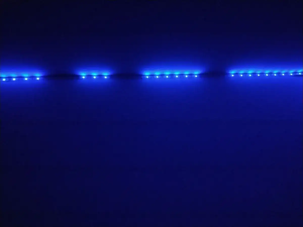 Niebieska taśma led nie świeci cała, widać przerwy między zapalonymi diodami.