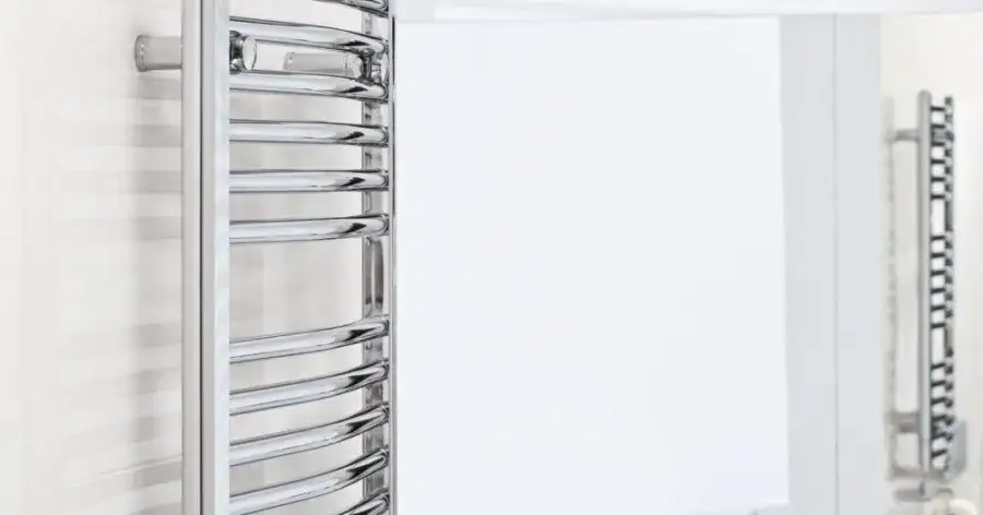 Jak dobrać moc grzejnika do łazienki, by uniknąć zimna i wilgoci