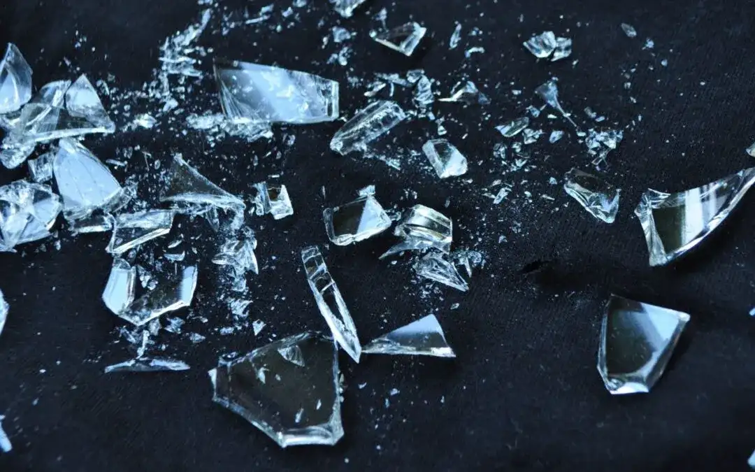 Symbolika rozbitej szyby w oknie - poznaj wszystkie znaczenia tego snu