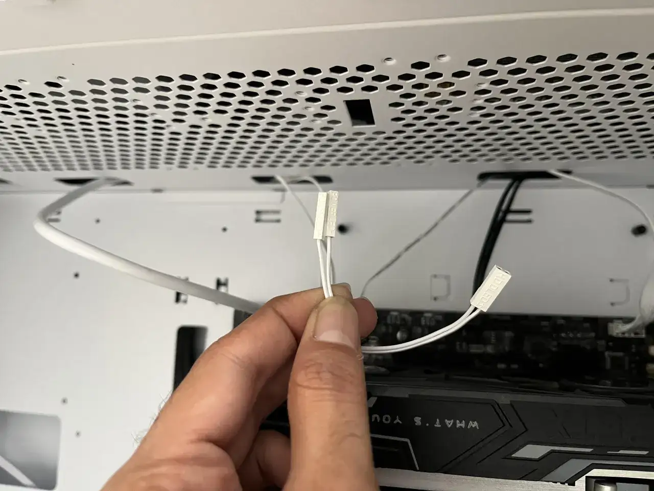 Podłączanie panelu przedniego: Bezstresowy montaż PC (+/-)