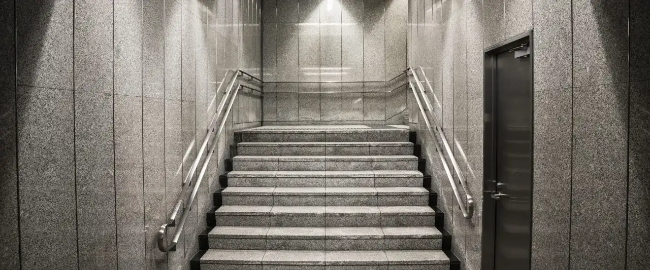 Czy schody to obiekt budowlany? Sprawdź przepisy i konsekwencje