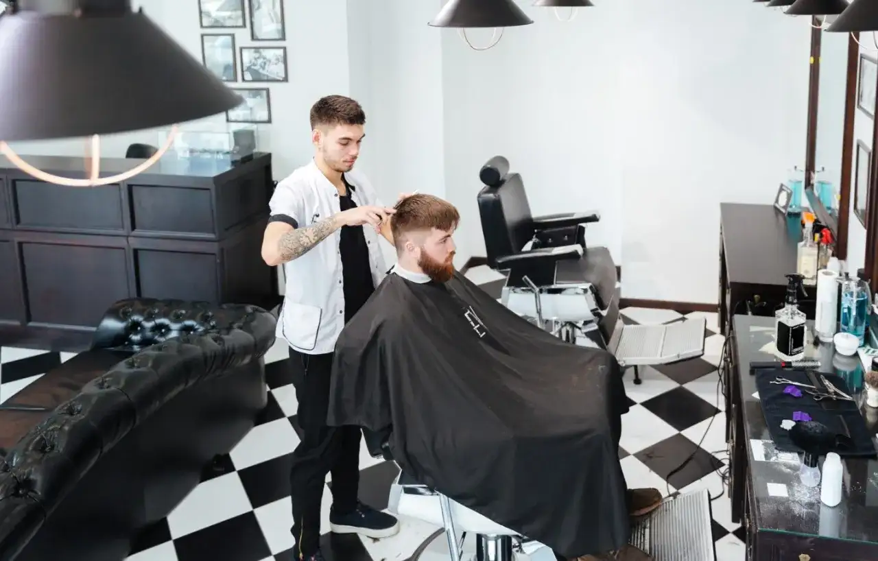 Tani fryzjer męski w Warszawie: gdzie zaoszczędzisz na strzyżeniu