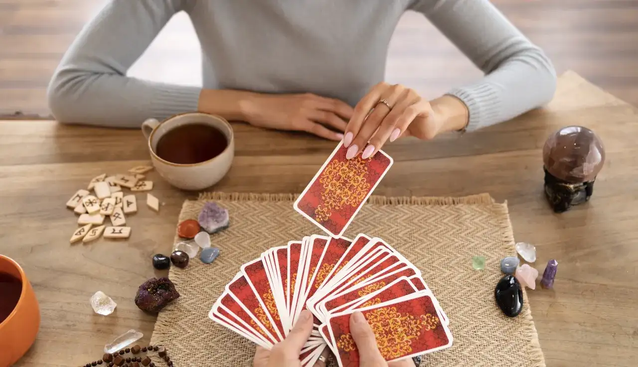 Od chińskich kart do cyfrowych e-karcianek: historia gier karcianych