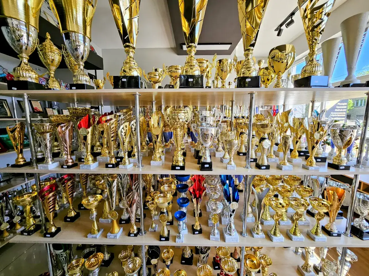 Trofea tenisowe z AMS Grawer – wyróżnij się na korcie