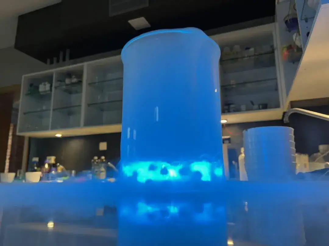 Bezpieczne eksperymenty z suchym lodem i azotem: Przewodnik