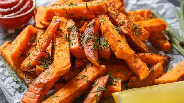Jak upiec frytki z batatów, aby były chrupiące i zdrowe