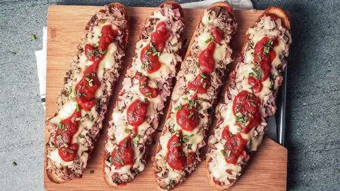 Szybka zapiekanka z bagietki z szynką i serem - idealna na kolację