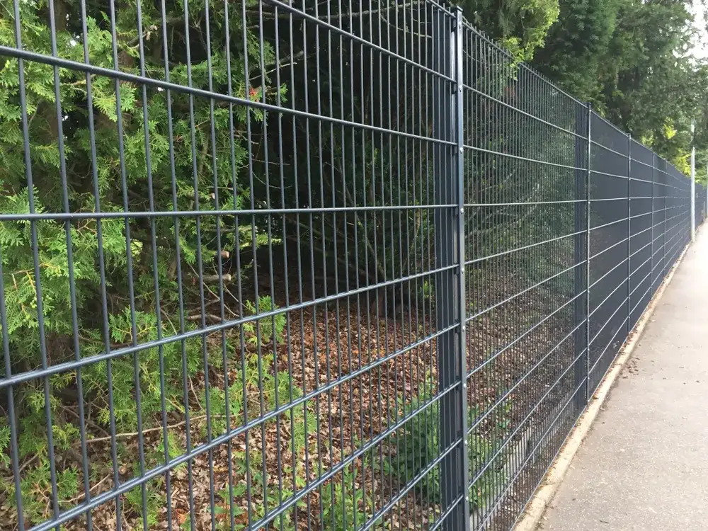 Jak ogrodzić działkę? Sprawdzone sposoby na tanie i trwałe ogrodzenie