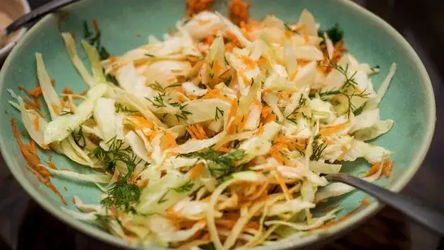 Jak zrobić surówkę z białej kapusty, która zachwyci smakiem każdego