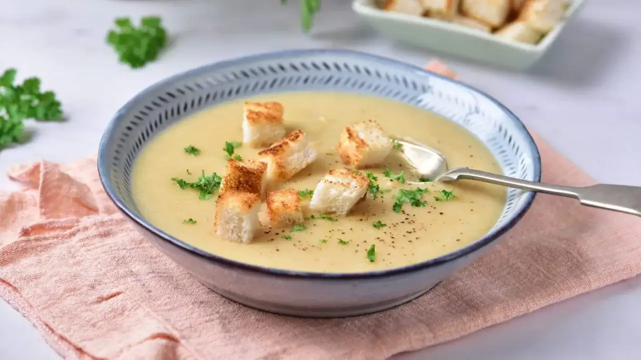 Niezwykły duet smaków w kremie z białych warzyw i gruszki na obiad