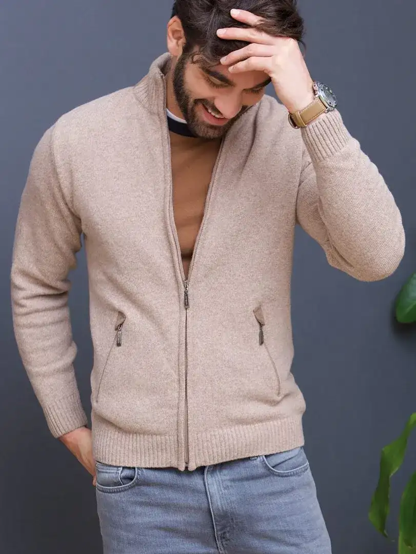 Kardigan męski: 7 stylizacji na każdą okazję - poradnik