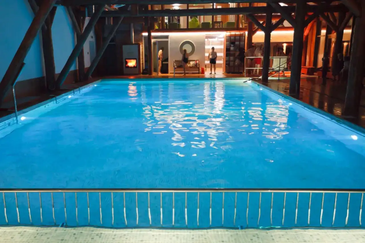 Wybór pensjonatów z krytym basenem w górach na relaksujący pobyt